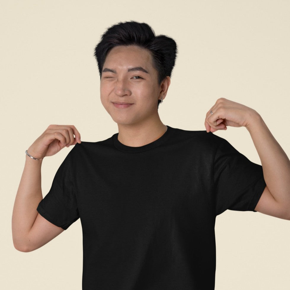 Male Model wearing the Black plain t-shirt.